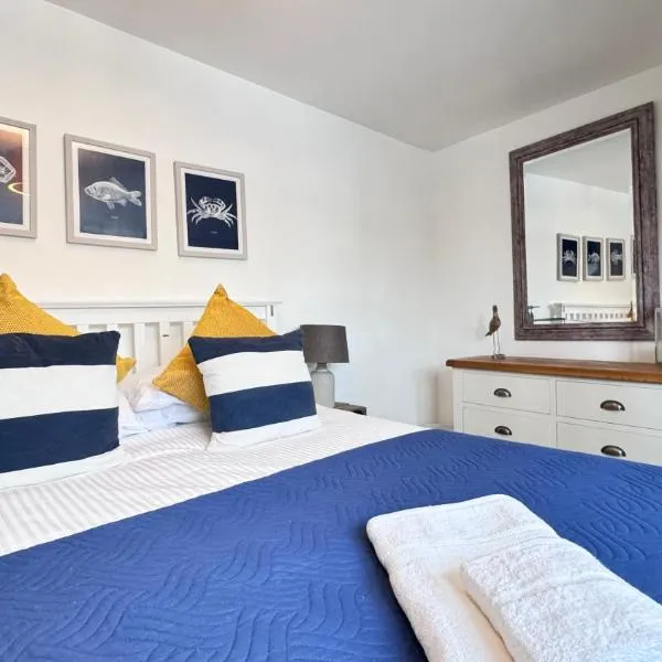 Heart of DARTMOUTH TOWN CENTER and with own PRIVATE PARKING - These Two Traditional Georgian SUPER STYLISH DUPLEX APARTMENTS are NEWLY REFURBISHED and have a CONNECTING DOOR For Larger Groups!!!, hotel in Dartmouth