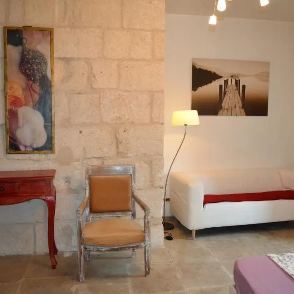 chambre d hote spacieuse avec cour junas gard, отель в городе Жуна