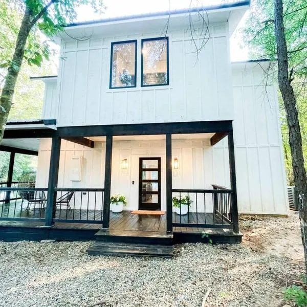 the RISER - BRAND NEW Modern Cabin in Broken Bow, hotel v destinaci Broken Bow