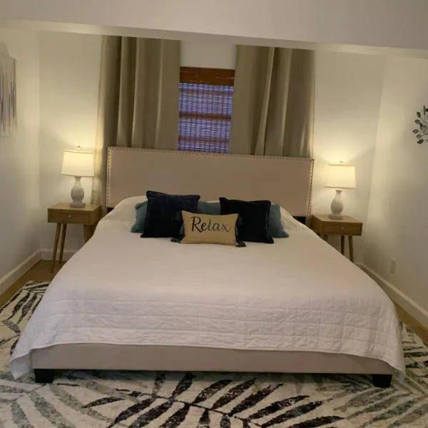Cute home 8 minutes to beach!, hotel in Melbourne