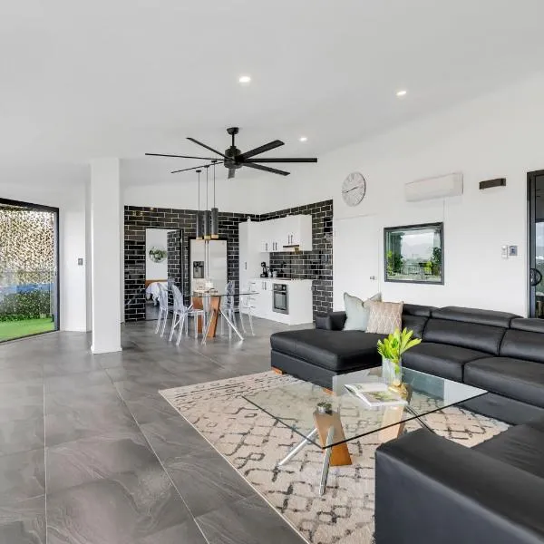 Sky High - Peaceful Jacuzzi Panorama: Bayview Heights şehrinde bir otel