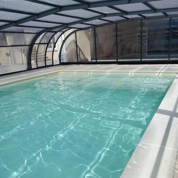 gite la bonnelle piscine spa: Grillon şehrinde bir otel
