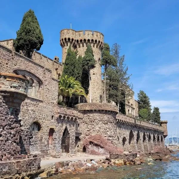 Hôtel de la Corniche d'Or、マンドリュー・ラ・ナプールのホテル