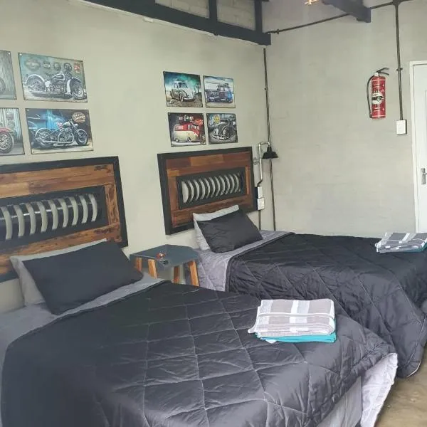 At Ease Road Lodge, hotel v destinaci Zeerust