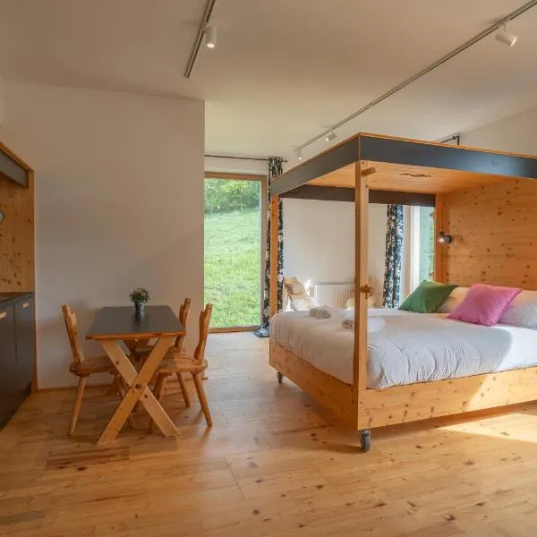 Eco Glamping Resort Krištof、ツェルクニェ・ナ・ゴレニスケムのホテル