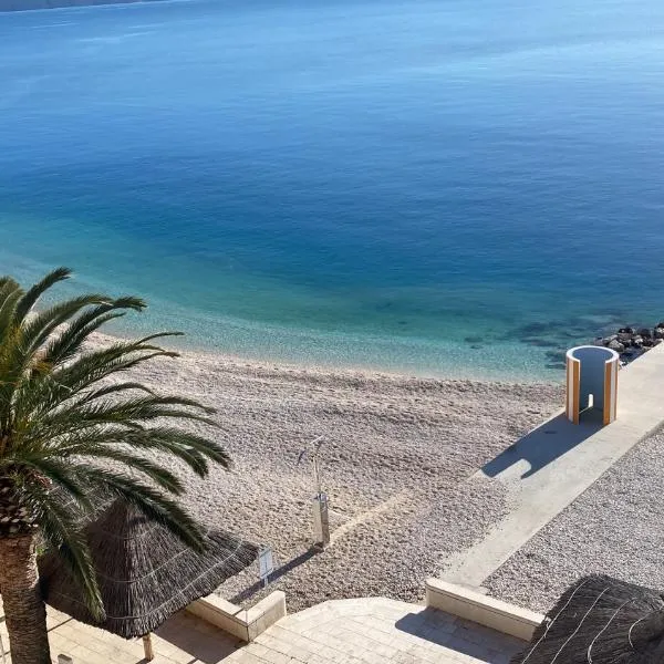 Penthouse Villa Spomenka top floor apartment on central beach, hotel v Podgore