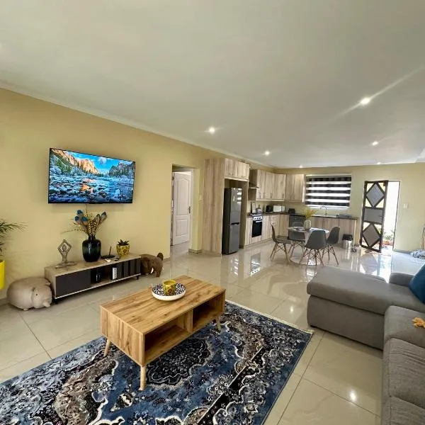 Six64 on Kingsway A3 2 bed, hotel en Amanzimtoti