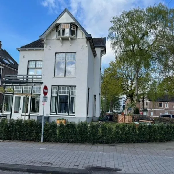 Luxe kamer in stadsvilla, gratis parkeren!, hotel v destinaci Apeldoorn