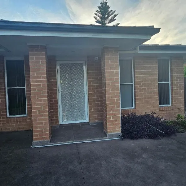 Convenient New Private granny flat, hotel in Cabramatta