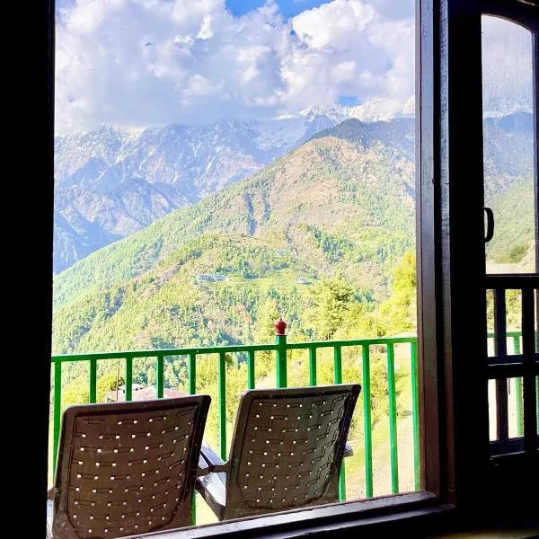 Sristhi Homestay view point Naddi, hotel v destinaci Dharamsala