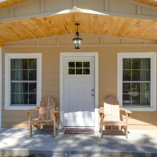 Lakeside Cabin with Kayaks Near Cloudland Canyon!, hotel v destinaci Trenton