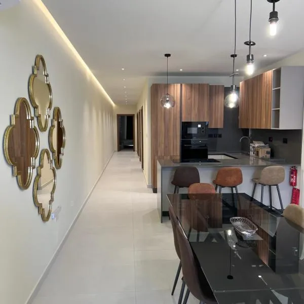 Superb 3 Bedroom Apartment in Gzira Promenade, hotel en Gżira