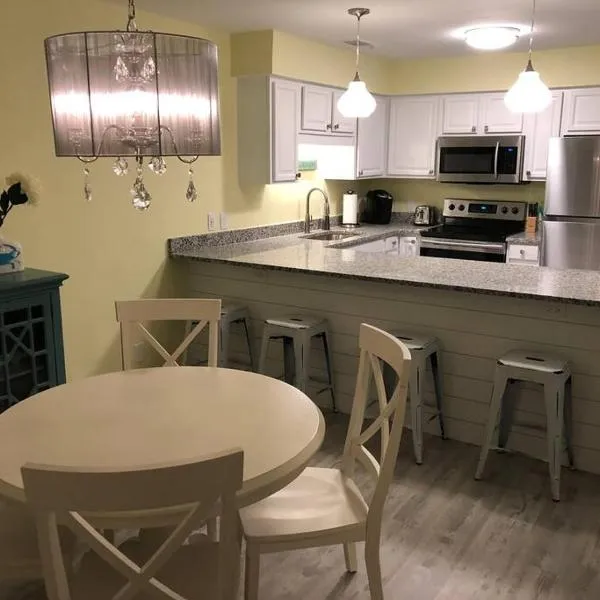 Newly Renovated Modern & Spacious Oceanview Condo, hotel in Myrtle Beach