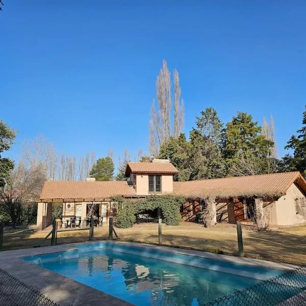 Espaciosa y cálida en medio de gran parque, Hotel in Luján de Cuyo