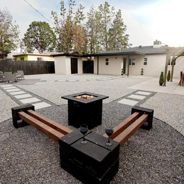 Centrally Located! Remodeled! Huge Backyard! The White House, hotel v destinaci Albuquerque