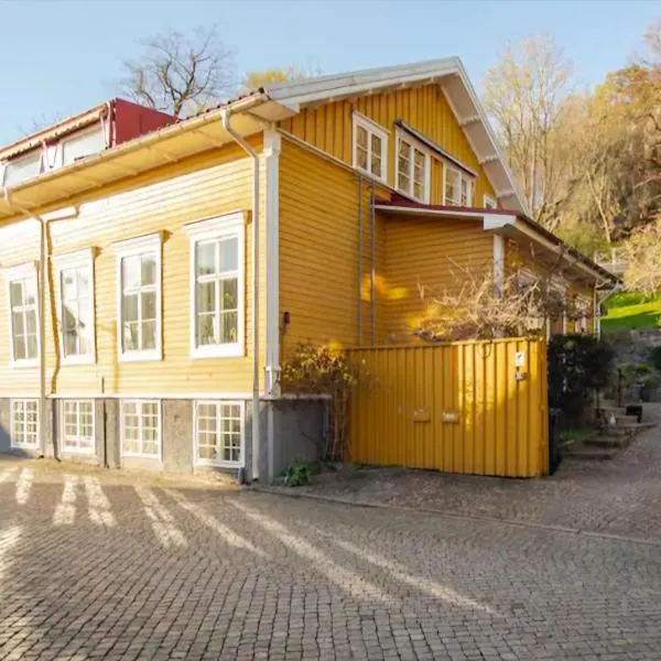 Outstanding apartment close to Gothenburg, hotel v destinaci Kungälv