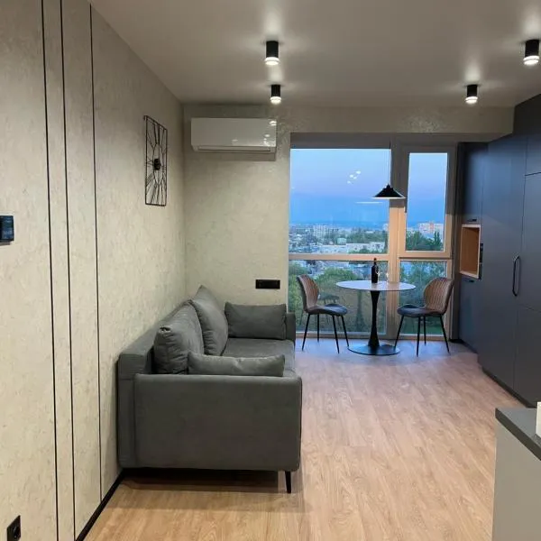 Комфортний люкс з панорамою Netflix, hotel in Khmelʼnytsʼkyy