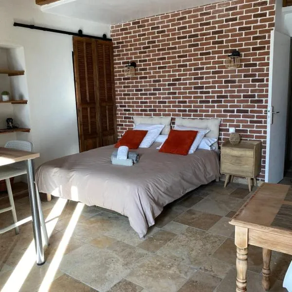Très beau studio avec terrasse, hotel v destinaci Zonza