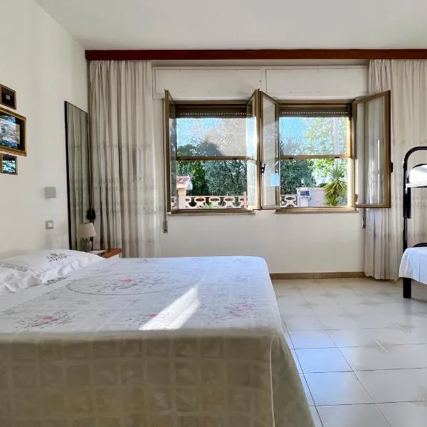 Gocciadoro guest apartment, готель у місті Solanas