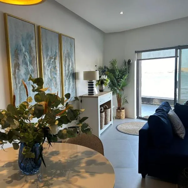 Ely's Place by the Sea, hotel in Praia Baixo
