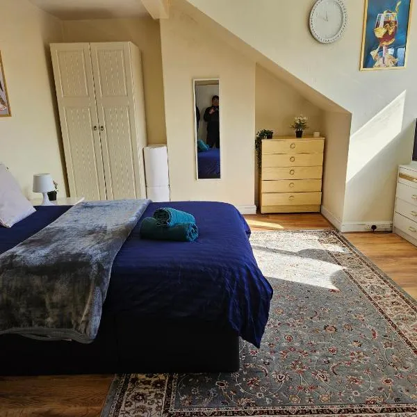 Homely double bed, TV, Wi-Fi and garden, hotel v destinaci Leeds