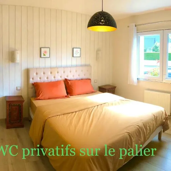 Chambre d'hôte "Les Roses de Séné" – hotel w mieście Séné