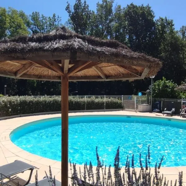 Camping Près du Lac de Sainte Croix, hotel v destinaci Bauduen