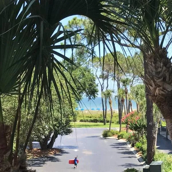 SunnyDaze-Steps to the Ocean king bed, Free bikes!, ξενοδοχείο σε Hilton Head Island