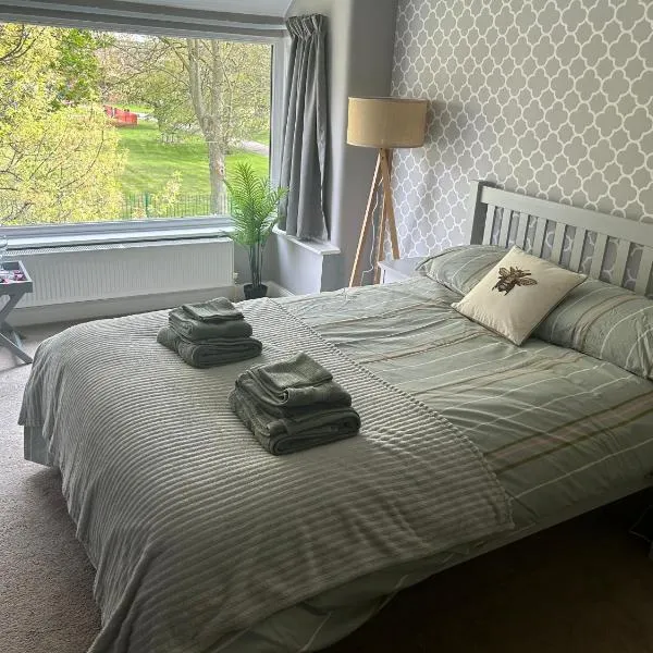 Lovely, large double bedroom with park view, breakfast, hotel em Hazel Grove