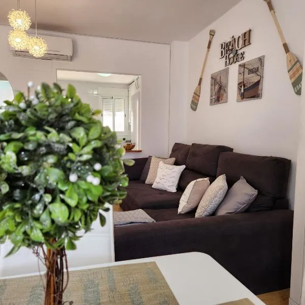 Triplex Adosado de cuatro dormitorios de esencia marítima a 2 minutos de la playa!、ベラのホテル