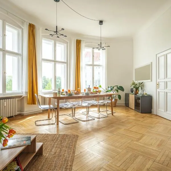 KAISER 02 by ROCKCHAIR Apartments l SUPERHOST Status l 3 Bedrooms Boxspringbeds 2 Bathrooms l Cozy Family & Business Flair 155 sqm 3 Balcony 2nd Floor Elevator up to 10 guests welcomes you!, hotell i Berlin