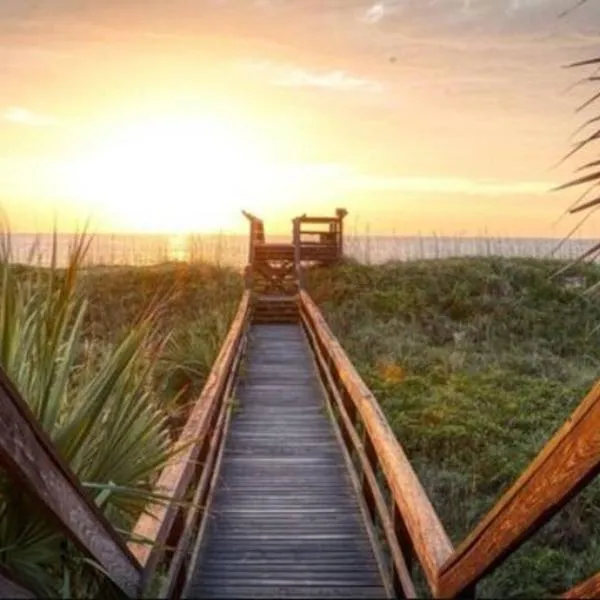 Pelican Inlet-Cozy Beach Condo!, hotel en St. Augustine