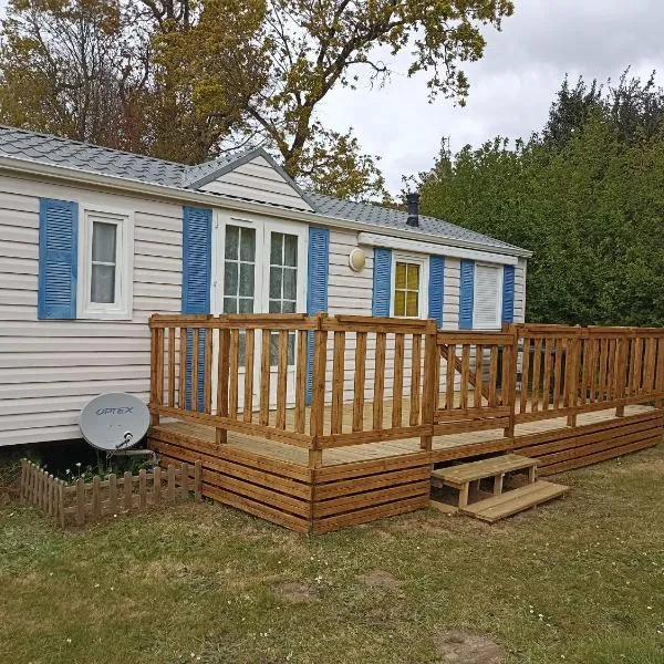 Mobil-home dans camping municipal, hotel en Kermaria-Sulard