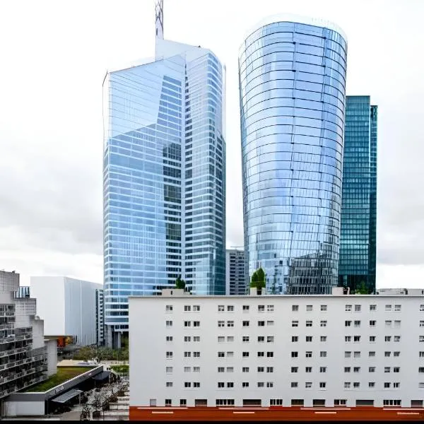 Apartment with balcony, La Défense - Paris, hotel in Courbevoie