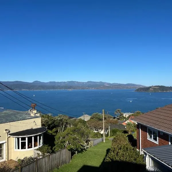 Sea views from sunny house, hotel v destinaci Wellington