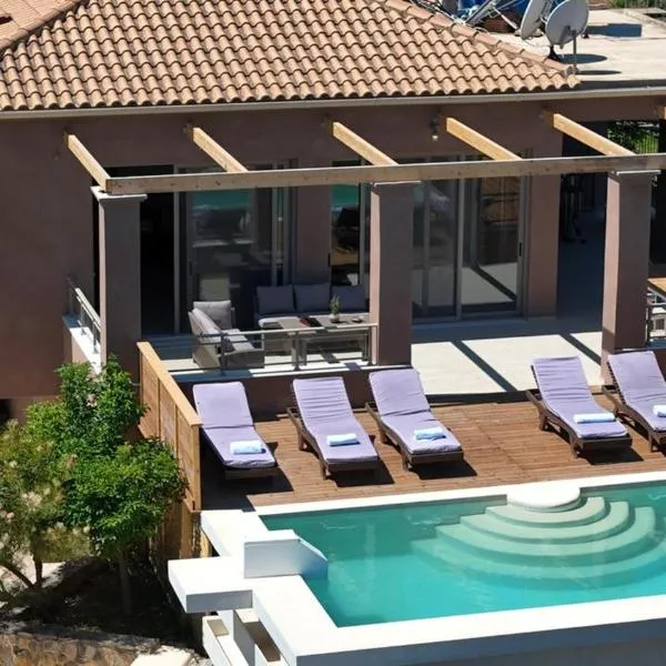Astarte Villas - Stilvi 4 Bedroom Private Villa With Pool, hotel v destinaci Akrotiri
