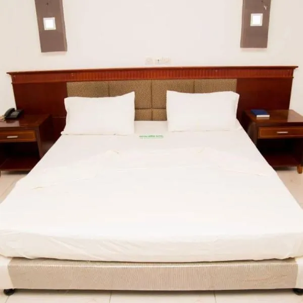 New Green Horse Hotel, ξενοδοχείο στο Κοτονού