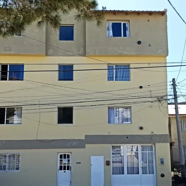 Hospedaje los Macaes 1, ξενοδοχείο σε Κομοντόρο Ριβαντάβια