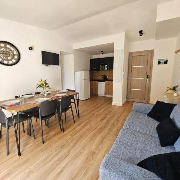Très bel appartement T3 dans résidence hotellière "Fiori Di Cala Rossa"，Lecci的飯店