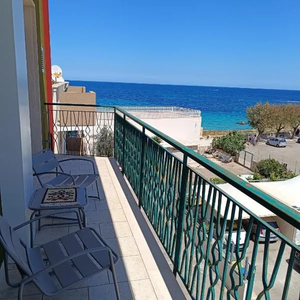 Sea side apartment with balcony and private park, hotel en Monopoli