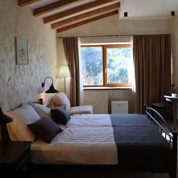 Rustikalna soba sa kupaonicom Milena, hotel in Kaldir