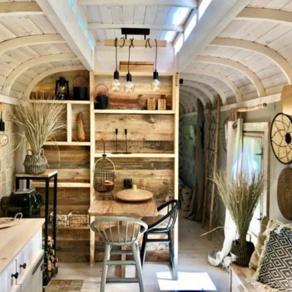 Entspannung im Zirkuswagen: außergewöhnliche und liebevoll eingerichtete Glamping-Unterkunft im Grünen, hotel v destinaci Geigant