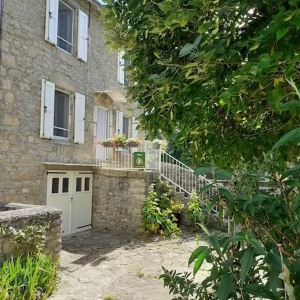 La Calmille Maison avec Jardin, hotel in Les Salelles