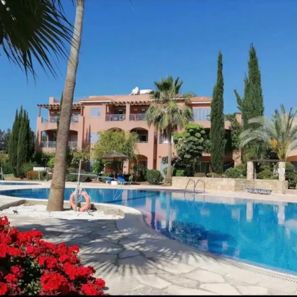 Großes Apartment in idyllischer Anlage, strandnah in Mandria, Paphos, hotel in Mandria