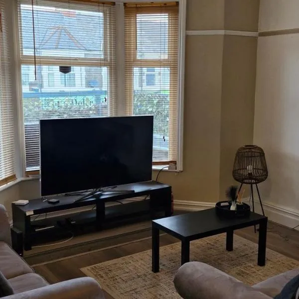 Three Bedroom Apartment with Roof Terrace Near City Centre, hotel v destinaci Cardiff