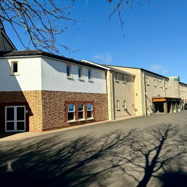 The Hedges Hotel, hotel in Moss-side