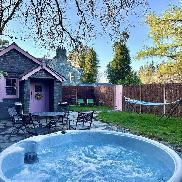 Tiny Romantic Retreat with Hot Tub on a Country Estate near Cardigan Bay in Eryri Snowdonia, hotel in Llanbedr