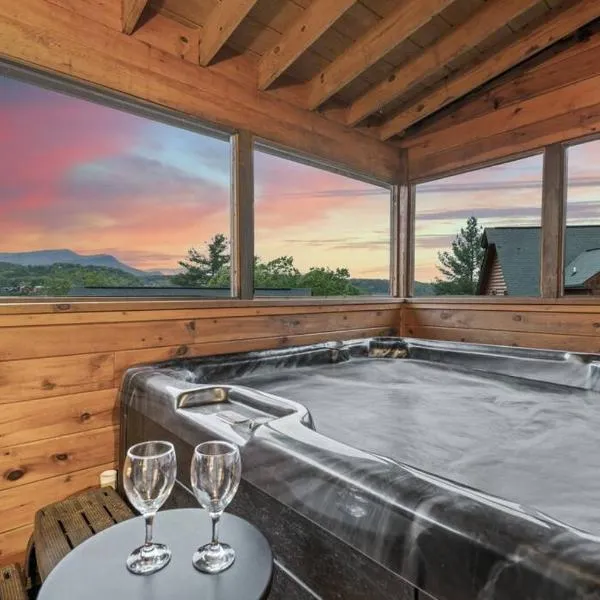 Cozy Cabin in the Smokies!!! Fully Furnished and complete with community indoor and outdoor pools and spas, game and fitness rooms as well as a private Hot Tub, hotel in Pigeon Forge