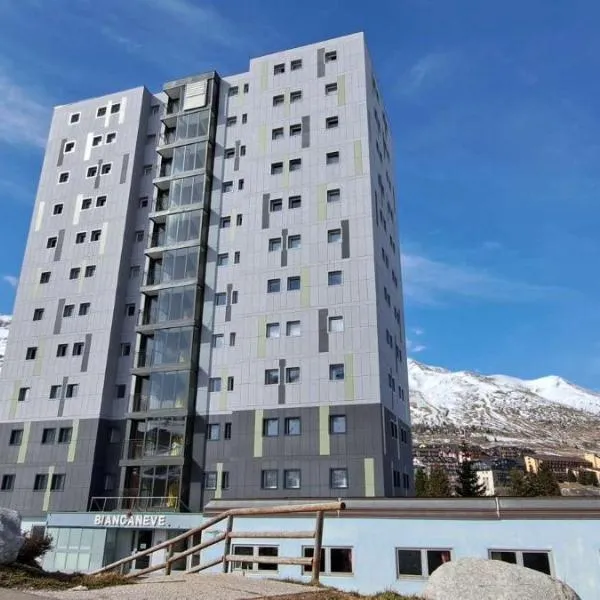 GRAYNITE-High Altitude Apartment, hotel v destinaci Passo del Tonale
