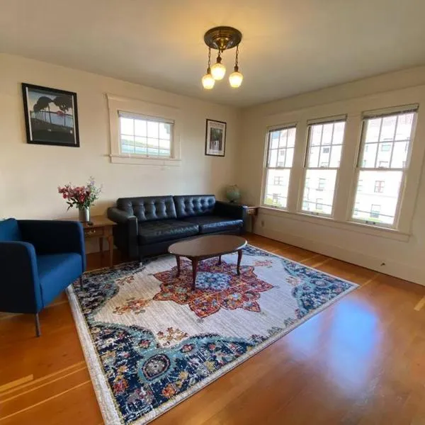 Historic Downtown Riverview Flat, No 3, hotel v destinaci Astoria